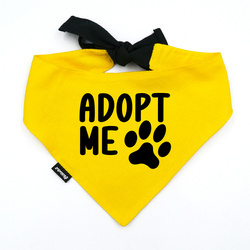 Gelbes Hundehalstuch „Adopt Me“ – Personalisierbares Bandana von Psiakrew