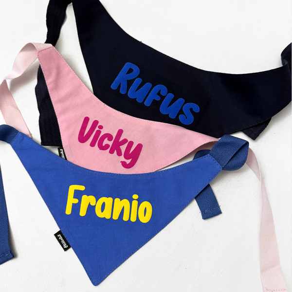 Bandana z imieniem Psa Psiakrew, personalizowana wiązana chusteczka czarna apaszka niebieski napis