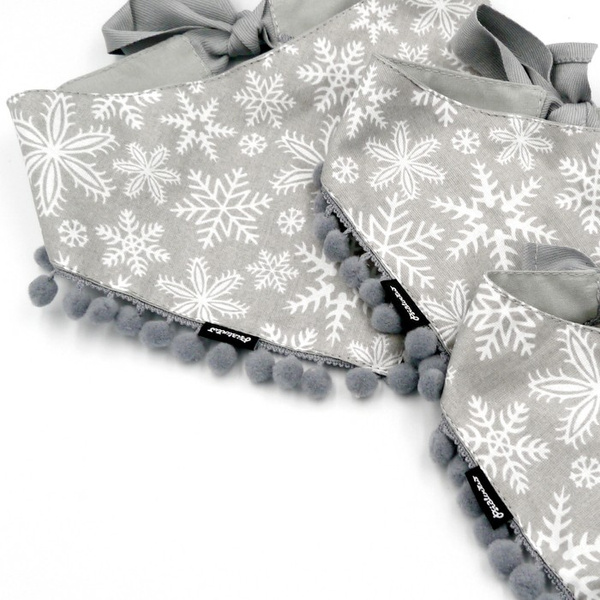 Weihnachtsbandana für einen Hund, ein gebundenes Taschentuch, ein graues Bandana mit Sternen, ein Schneeschal