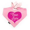 Bandana dla Psa True Love Psiakrew, różowa apaszka dla pupila z różową aplikacją