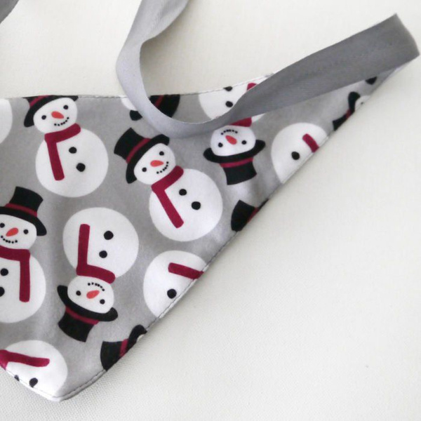 Bandamka w bałwanki dla psa Premium, wiązana chusteczka, apaszka Snowman popielata