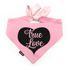 Bandana dla Psa True Love Psiakrew, różowa apaszka dla pupila z czarną brokatową aplikacją