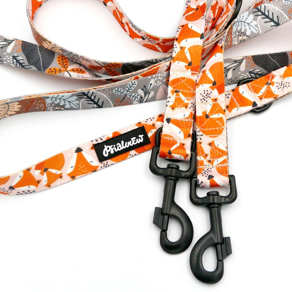 Lange Hundeleine mit Füchsen Foxy Lady Psiakrew, Breite 2,5 cm, Karabiner schwarz 8 cm