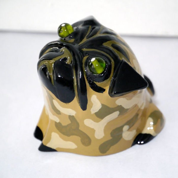 Rzeźba Mops Zielonooki Prosiaczek