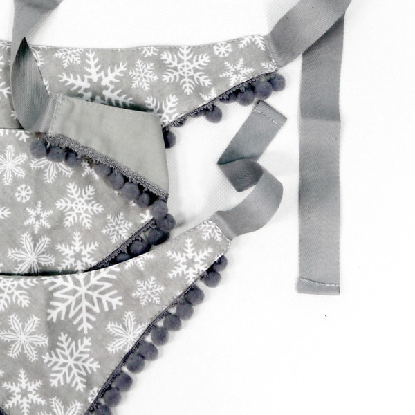 Weihnachtsbandana für einen Hund, ein gebundenes Taschentuch, ein graues Bandana mit Sternen, ein Schneeschal