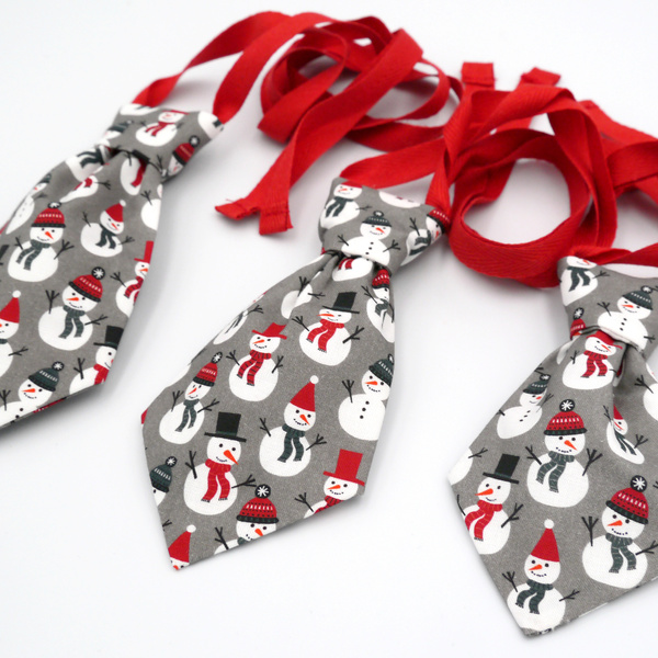 Świąteczny krawat w bałwanki dla psa Psiakrew ręcznie robiony, bawełniany dodatek na Boże Narodzenie