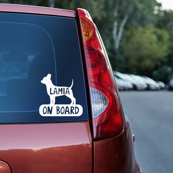 Naklejka na samochód z imieniem Psa Chihuahua On Board Psiakrew