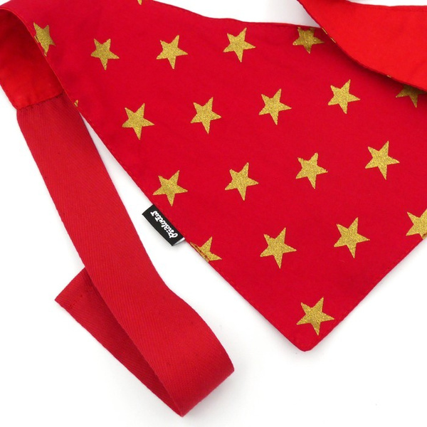 Rotes Weihnachtsbandana für einen Hund mit goldenen Sternen, ein Taschentuch, ein Schal für ein Haustier
