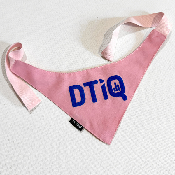 Różowa Personalizowana Bandana dla psa, Twoje Logo Grafika, wiązana chusteczka, apaszka Psiakrew