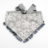Weihnachtsbandana für einen Hund, ein gebundenes Taschentuch, ein graues Bandana mit Sternen, ein Schneeschal