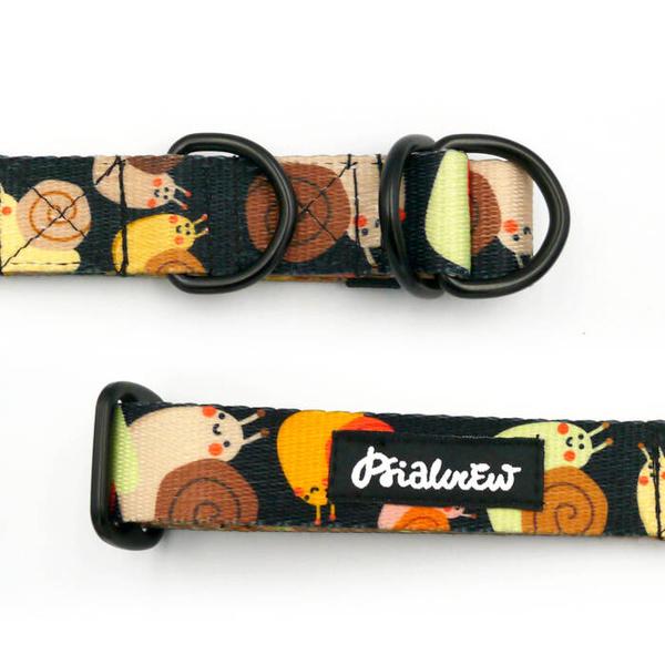 Halb-Klemmhalsband Snail Family Psiakrew, 2,5 cm breit, für mittelgroße und größere Hunde, Schwarz-Beschläge