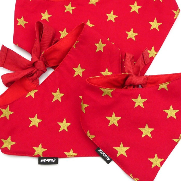 Rotes Weihnachtsbandana für einen Hund mit goldenen Sternen, ein Taschentuch, ein Schal für ein Haustier