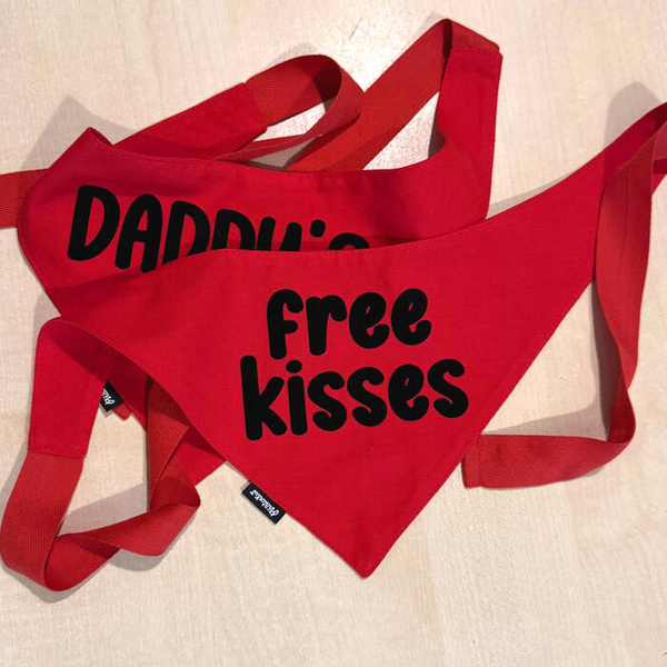 Bandana dla psa FREE KISSES Psiakrew, personalizowana wiązana chusteczka, czerwona bandana apaszka