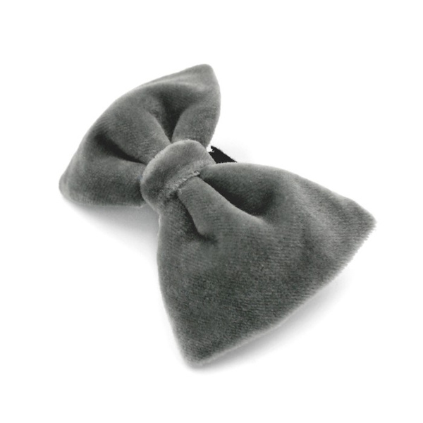 Samt Grau Fliege für einen Hund ein elegantes Schmuckstück für besondere Anlässe, am Halsband befestigt