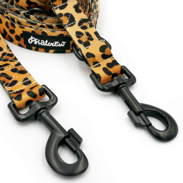 Długa smycz dla psa przepinana w panterkę Tarzan Psiakrew, taśma 2,5 cm, karabińczyk 8 cm czarny