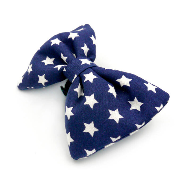 Marineblaue Fliege. Hundefliege mit weißen Sternen, elegante Schleife