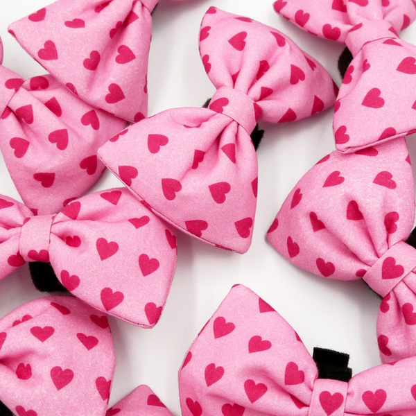 A pink bow tie with hearts for the Dog for Valentine's Day, Psiakrew