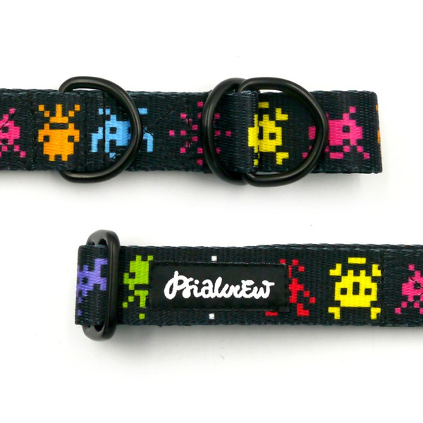 Halb-Klemmhalsband Invaders Psiakrew, 2,5 cm breit, für mittelgroße und größere Hunde, Schwarz-Beschläge