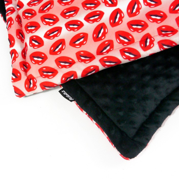 Premium Mat Plaid Blanket for the dog Lipstick Psiakrew Design